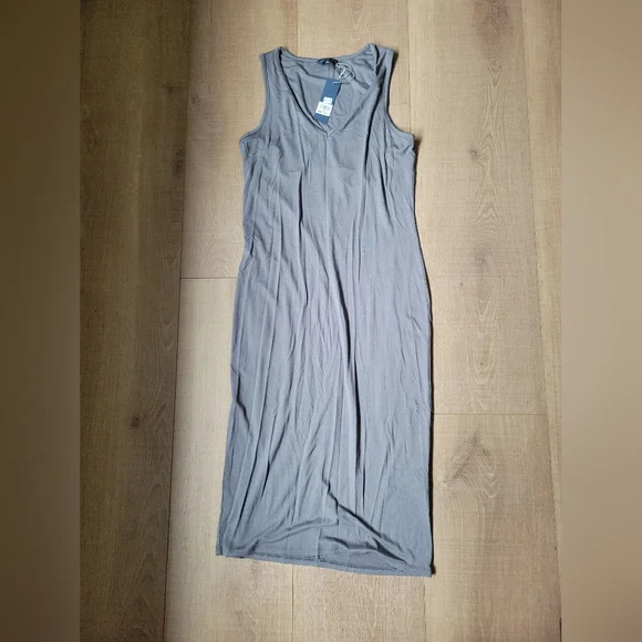 Simple Dress - Picture 1 of 8